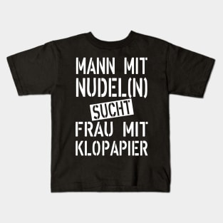 137 Mann mit Nudeln sucht Frau mit Klopapier Humor Kids T-Shirt